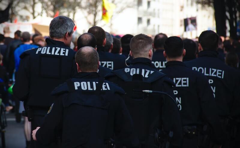 Polizist beim Einsatz verletzt: Berufsrisikotypische Verletzung oder deliktische Haftung?