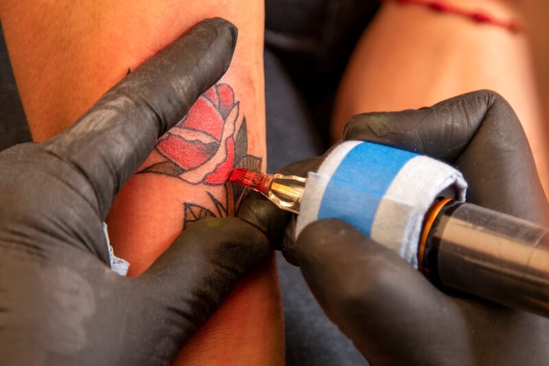 Nach Tattoo krank: Entfällt der Anspruch auf Entgeltfortzahlung?