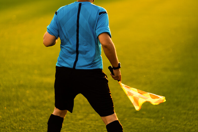 Sind Schiedsrichter Arbeitnehmer? LAG Köln zum arbeitsrechtlichen Status im Profifußball